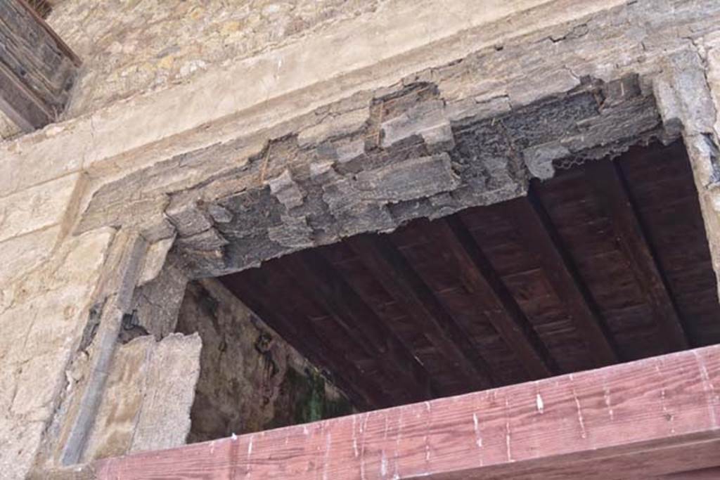 VI.15, Herculaneum, April 2018. Upper area above doorway, with carbonised wood. Photo courtesy of Ian Lycett-King. Use is subject to Creative Commons Attribution-NonCommercial License v.4 International.